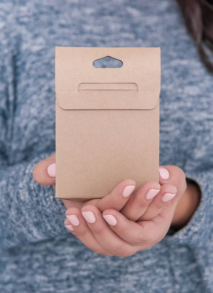 Manos Mujer Sosteniendo Caja Cartón Blanco Burla Para Diseño —  Fotos de Stock