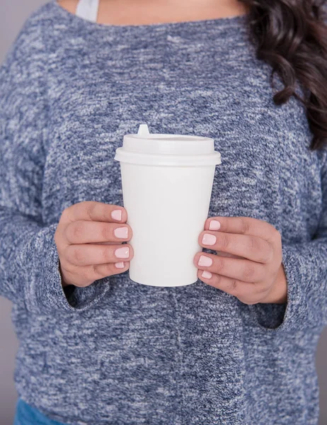 Femme Mains Tenant Une Tasse Café Papier Maquette Pour Design — Photo