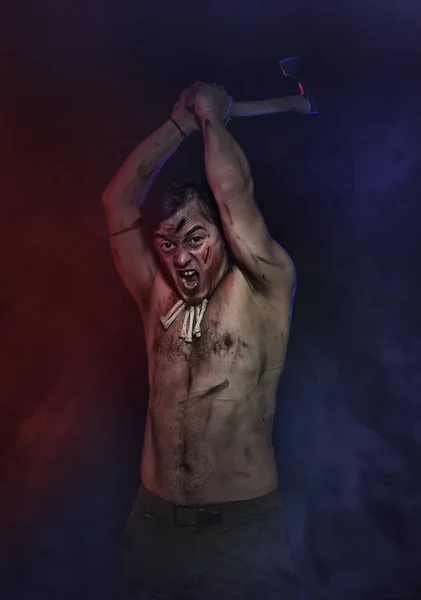 赤と青の霧で叫んで斧でひどい男 ハロウィーンのシーン — ストック写真