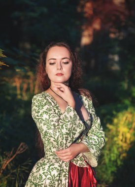 Yazın açık yeşil Ortaçağ elbiseli güzel kız