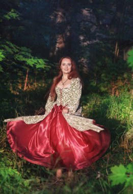 Uzun Ortaçağ elbise dans güzel mutlu kadın açık