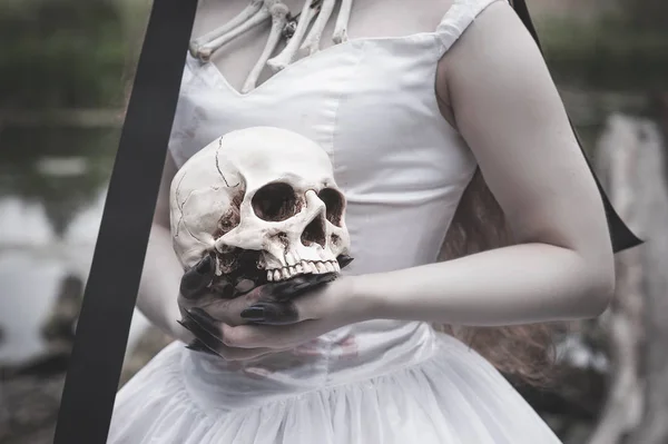 Ludzkie Czaszki Ręce Creepy Żyje Panna Młoda Koncepcja Halloween — Zdjęcie stockowe