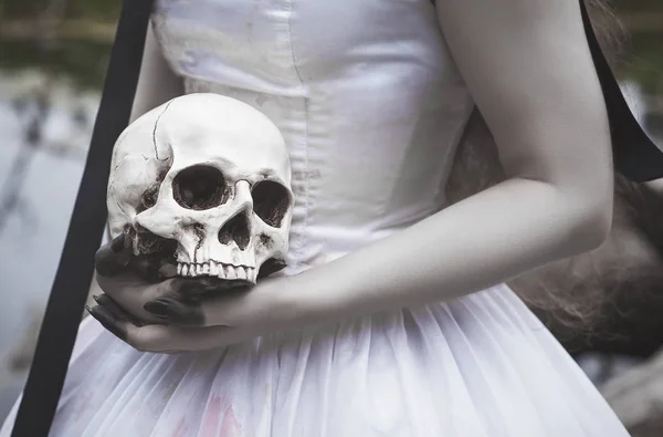 Mänsklig Skalle Läskiga Döda Bruden Händer Halloween Konceptet — Stockfoto