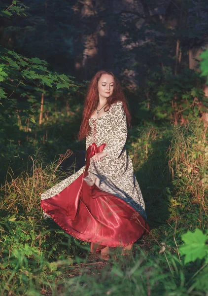 Красивая Счастливая Женщина Длинном Средневековом Платье Танцует Открытом Воздухе — стоковое фото