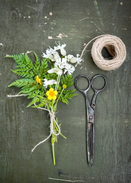 Alte Schneiderscheren Seil Und Blumen Auf Dem Hölzernen Hintergrund Vintage — Stockfoto