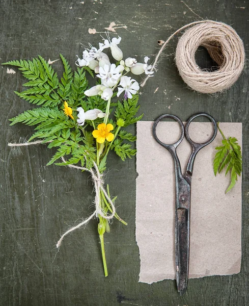 Vecchie Forbici Sartoriali Corda Fiori Sullo Sfondo Legno Stile Country — Foto Stock