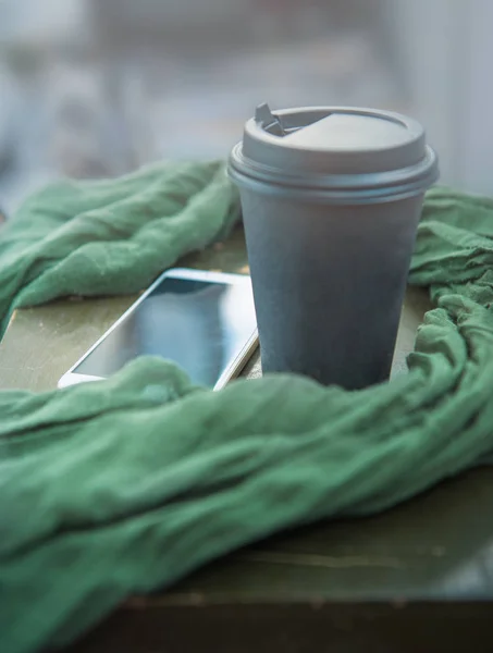 Tasse Papier Café Écharpe Téléphone Portable Sur Fond Bois — Photo