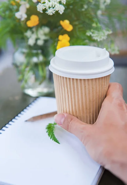 Leere Tasse Kaffee Frauenhand Und Blatt Papier Wegnehmen Design Attrappen — Stockfoto