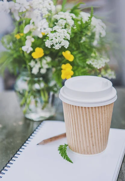 Quitar Taza Café Blanco Una Hoja Papel Vacía Simular Diseño — Foto de Stock