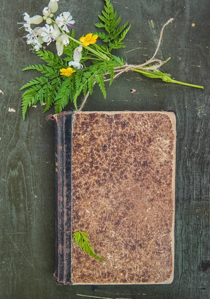 Libro Epoca Bouquet Prato Sul Vecchio Sfondo Legno — Foto Stock