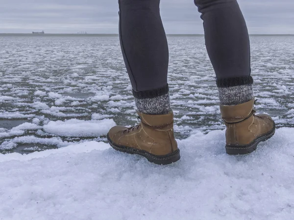 Πόδια Του Ταξιδιώτη Που Στέκεται Πάνω Στο Χιόνι Παγωμένη Θάλασσα — Φωτογραφία Αρχείου