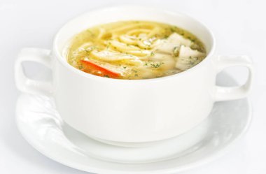 Beyaz arka plan üzerinde tavuk çorbası ile kase