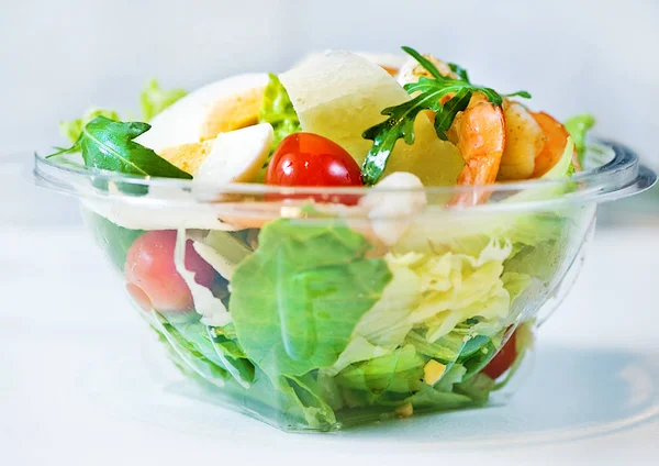 Deliciosa Salada Caesar Com Camarões Tomates Rúcula Fundo Branco — Fotografia de Stock