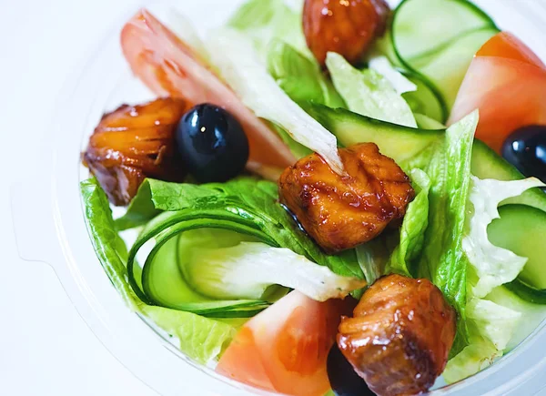 Heerlijke Salade Met Vlees Tomaten Groen Witte Achtergrond — Stockfoto