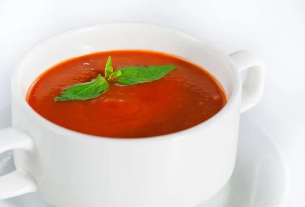白い背景の上のボウルにトマトのおいしいスープ — ストック写真