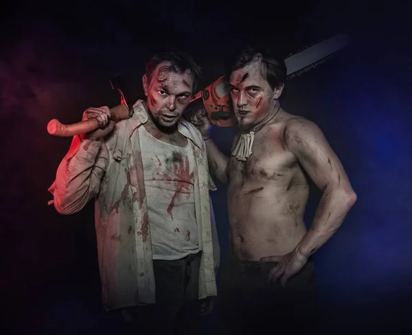 Dois Vampiros Sangrentos Sujos Caçadores Monstros Nevoeiro Cena Halloween — Fotografia de Stock