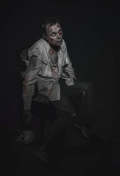 ホラー怖い恐ろしいゾンビ男 ハロウィーンのシーン — ストック写真