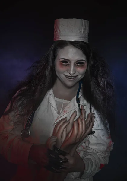Verschrikkelijke Verpleegster Vrouw Die Lacht Bedrijf Handen Halloween Horror Scène — Stockfoto