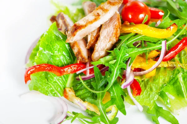 Heerlijke Salade Met Vlees Tomaten Groen Witte Achtergrond — Stockfoto