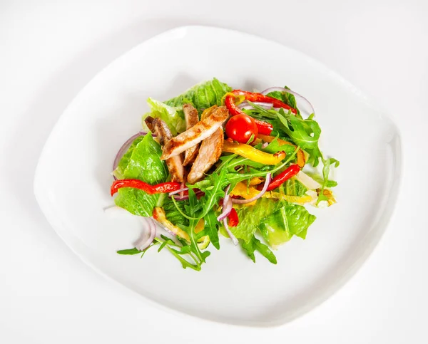 Köstlicher Salat Mit Fleisch Tomaten Und Grün Auf Weißem Hintergrund — Stockfoto