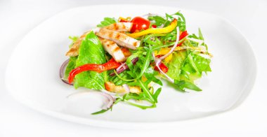 Et, domates ve yeşillik beyaz zemin üzerine lezzetli salata