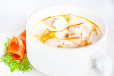 Beyaz zemin üzerine somon ile lezzetli kremalı çorba