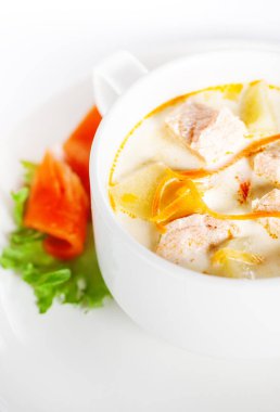 Beyaz zemin üzerine somon ile lezzetli kremalı çorba