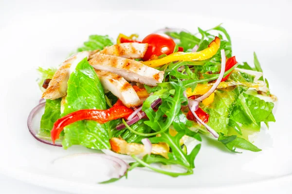 Köstlicher Salat Mit Fleisch Tomaten Und Grün Auf Weißem Hintergrund — Stockfoto