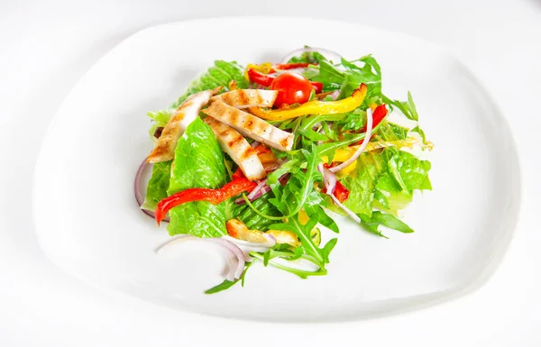 Köstlicher Salat Mit Fleisch Tomaten Und Grün Auf Weißem Hintergrund — Stockfoto