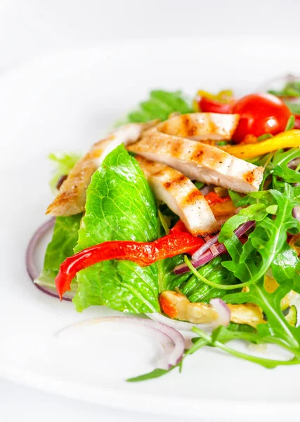 Heerlijke Salade Met Vlees Tomaten Groen Witte Achtergrond — Stockfoto