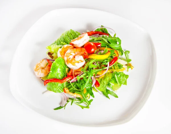Heerlijke Salade Met Garnalen Tomaten Groen Witte Achtergrond — Stockfoto