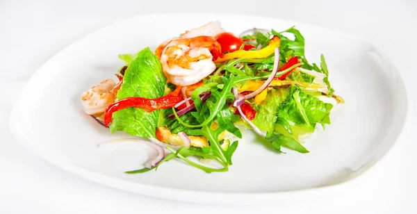 Heerlijke Salade Met Garnalen Tomaten Groen Witte Achtergrond — Stockfoto