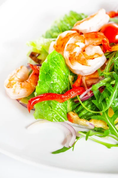 Heerlijke Salade Met Garnalen Tomaten Groen Witte Achtergrond — Stockfoto