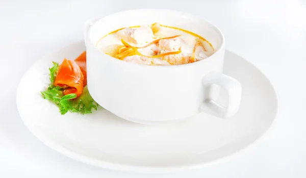 Köstliche Cremige Suppe Mit Lachs Auf Weißem Hintergrund — Stockfoto