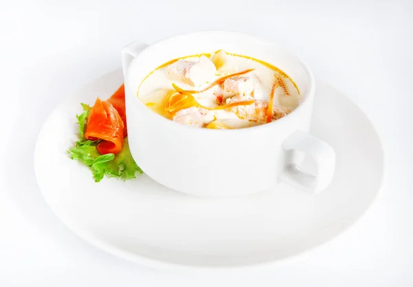 Deliziosa Zuppa Cremosa Con Salmone Sfondo Bianco — Foto Stock