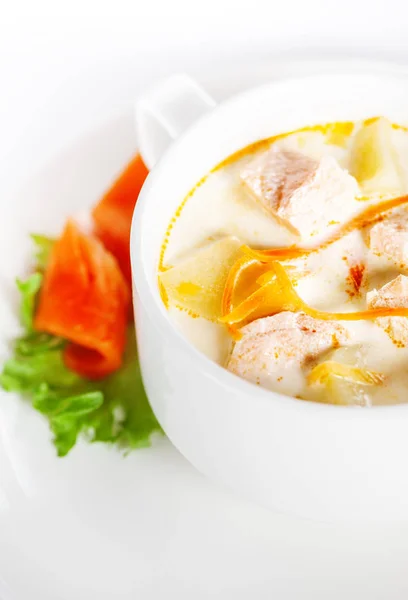 Köstliche Cremige Suppe Mit Lachs Auf Weißem Hintergrund — Stockfoto