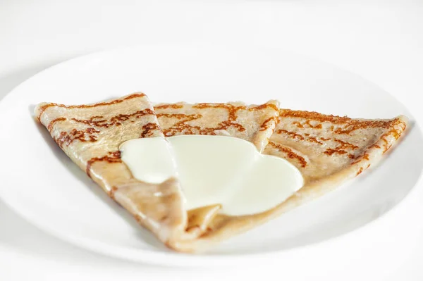 Tunn Läckra Pannkaka Med Kondenserad Mjölk Vita Bak — Stockfoto