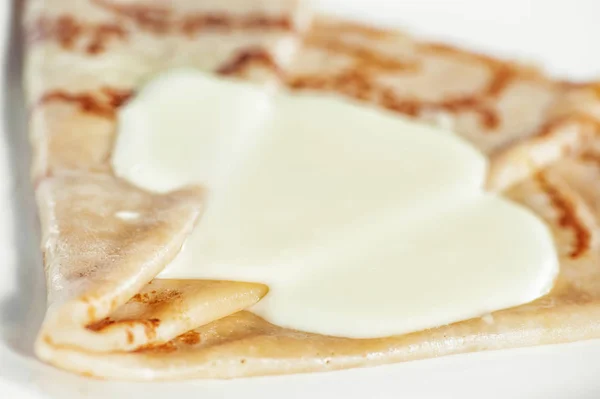 Deliziosa Frittella Sottile Con Latte Condensato Backgroun Bianco — Foto Stock