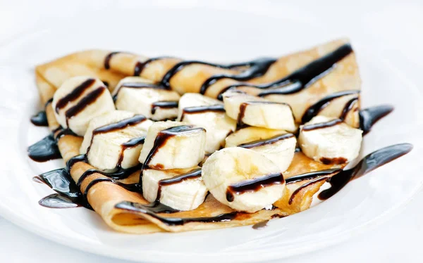 Crêpe Fine Délicieuse Avec Banane Chocolat Sur Fond Blanc — Photo