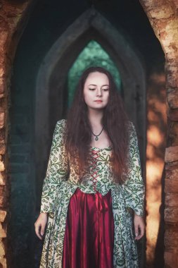 Harabeye açık uzun Ortaçağ elbiseli güzel kız