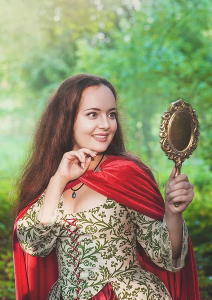 Mulher Sorridente Bonita Vestido Medieval Longo Com Espelho Livre — Fotografia de Stock