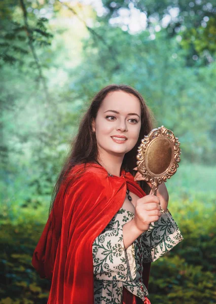 Hermosa Mujer Sonriente Vestido Medieval Largo Con Espejo Aire Libre —  Fotos de Stock