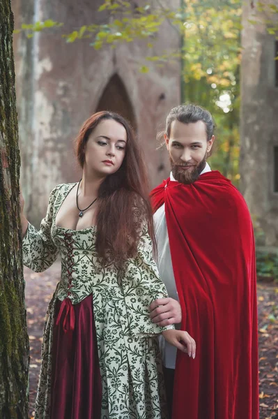 Hermosa Pareja Hombre Mujer Traje Medieval Aire Libre — Foto de Stock