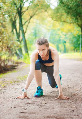 Etkin güzel kadın şehir parkı açık çalışmaya hazır. Sağlıklı yaşam tarzı