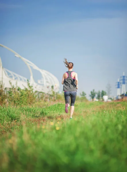 Bella Donna Attiva Che Corre Nel Parco Della Città All — Foto Stock