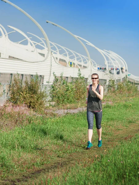 Bella Donna Attiva Che Corre Nel Parco Della Città All — Foto Stock