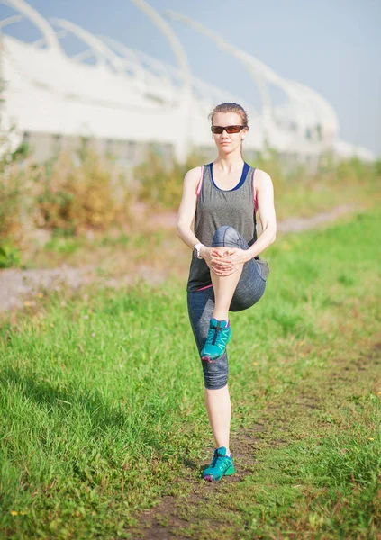 Actieve Fitness Vrouw Loper Die Zich Uitstrekt Buiten Gezonde Levensstijl — Stockfoto