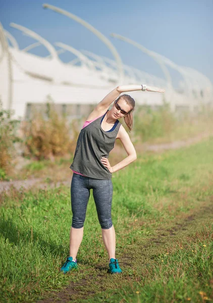 Aktiva Fitness Kvinna Löpare Stretching Utomhus Hälsosam Livsstilskoncept — Stockfoto
