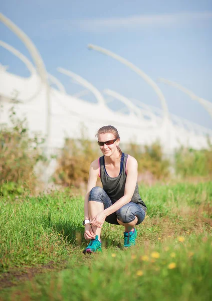 Actieve Vrouw Koppelverkoop Loopschoenen Buiten Gezonde Levensstijl Concept — Stockfoto