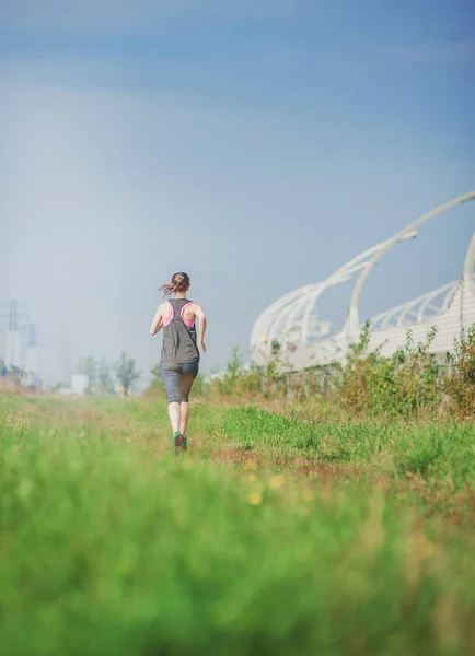 Mujer Hermosa Activa Corriendo Parque Ciudad Aire Libre Estilo Vida —  Fotos de Stock